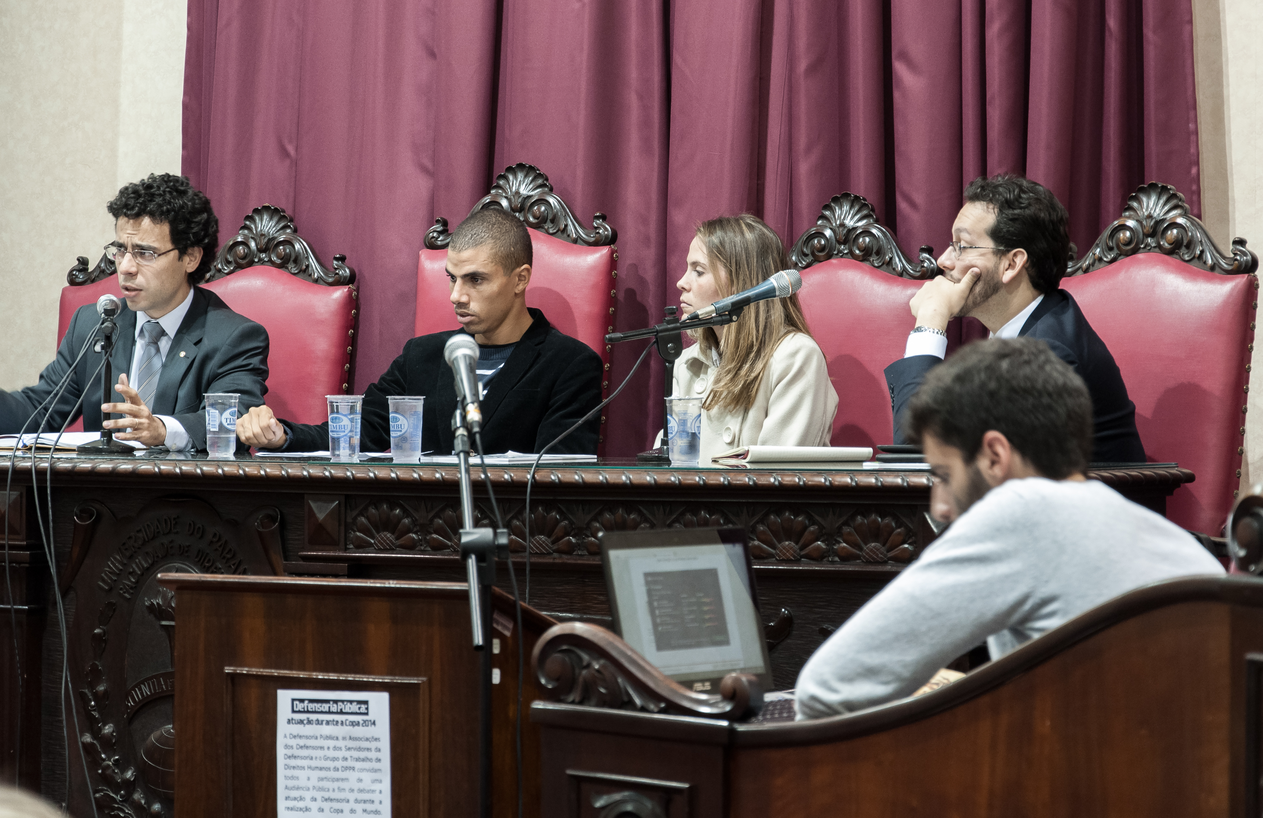 A partir da esquerda: O defensor público chefe de Gabinete da DPPR, Fernando Redede, o presidente da Associação dos Funcionários da DPPR, Renato de Almeida Freitas Junior, a presidenta da Associação dos Defensores, Thaísa Oliveira dos Santos, e o defensor público da área criminal, Antônio Vitor Barbosa de Almeida, na Audiência Pública sobre a atuação da Defensoria durante a Copa, realizada no dia 28 de abril.