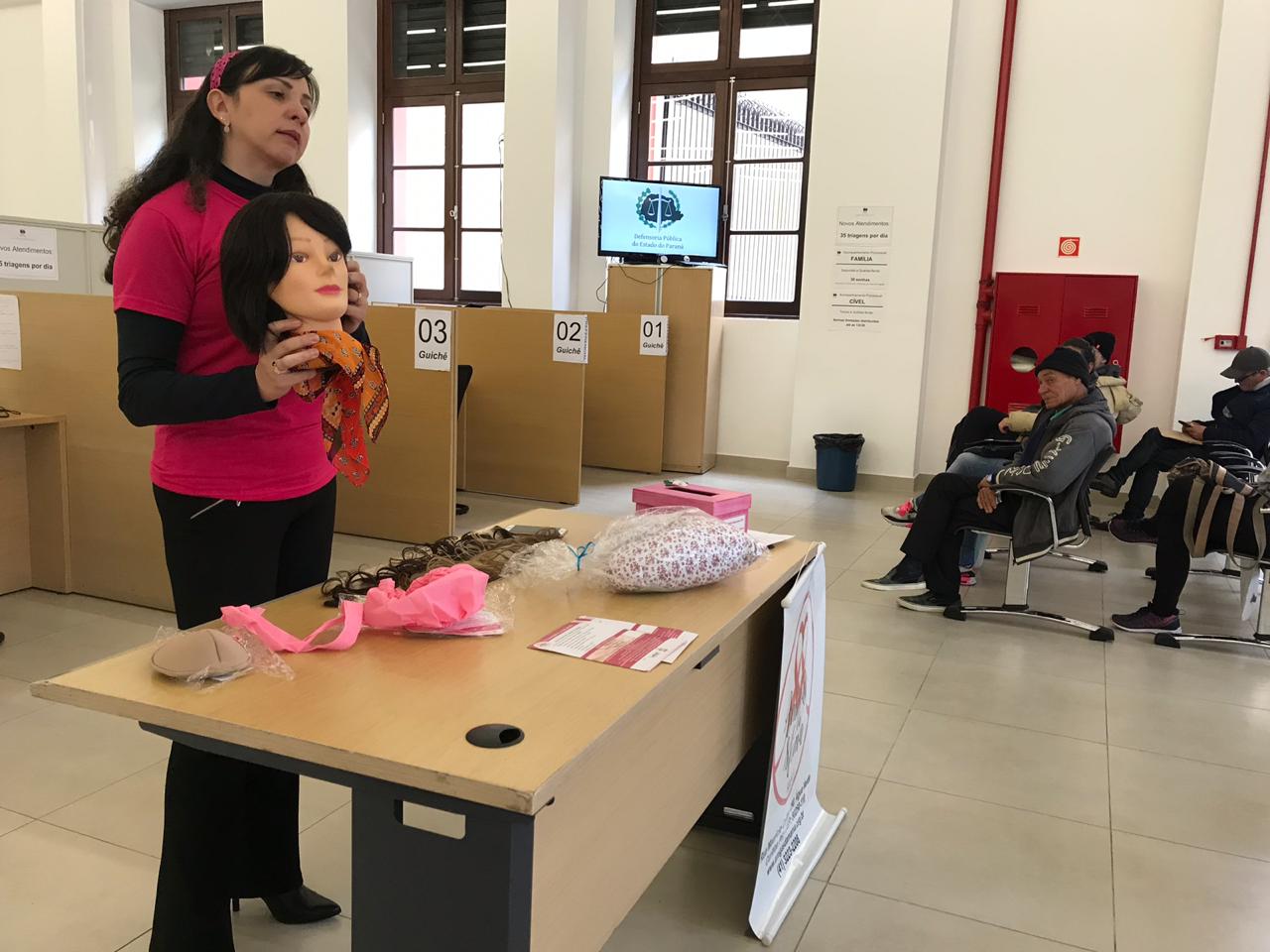 Voluntária Daniele Banzzanatto realizando a palestra.
