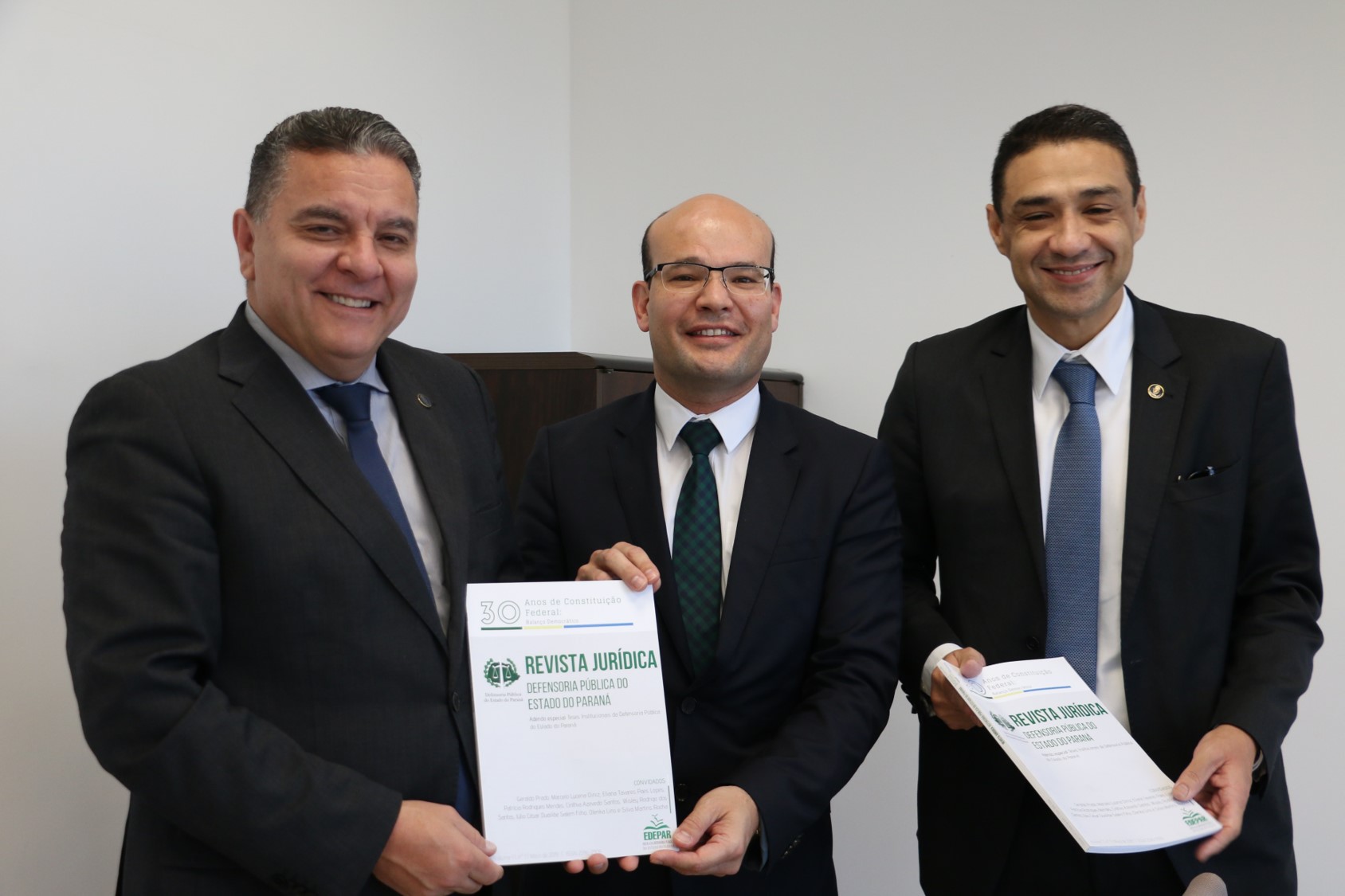 Da esquerda para direita:o presidente do TJPR, Des. Adalberto Jorge Xisto Pereira; o defensor público-geral, dr. Eduardo Abraão; e o juiz auxiliar da presidência, dr. João Manasses