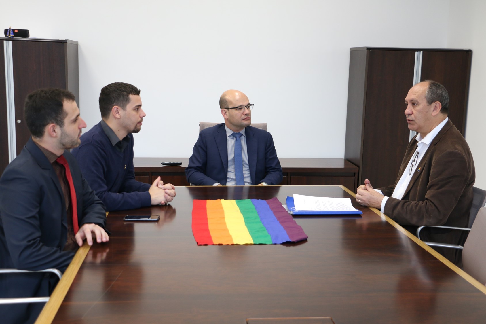 Da esquerda para a direita, o representante jurídico do Grupo Dignidade, dr. Mateus Cesar, o diretor administrativo do Grupo, Lucas Siqueira Dionizio, o defensor público-geral da DPE-PR, dr. Edurado Abraão e o o diretor executivo do Grupo, Toni Reis