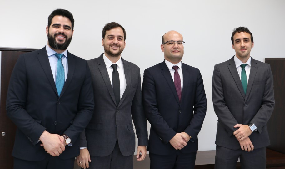 Da esquerda para a direita, dr. Pedro Henrique Piro Martins, dr. Caue Bouzon Machado Freire Ribeiro, dr. Eduardo Abraão e dr. Tales Miletti Dutervil Cury