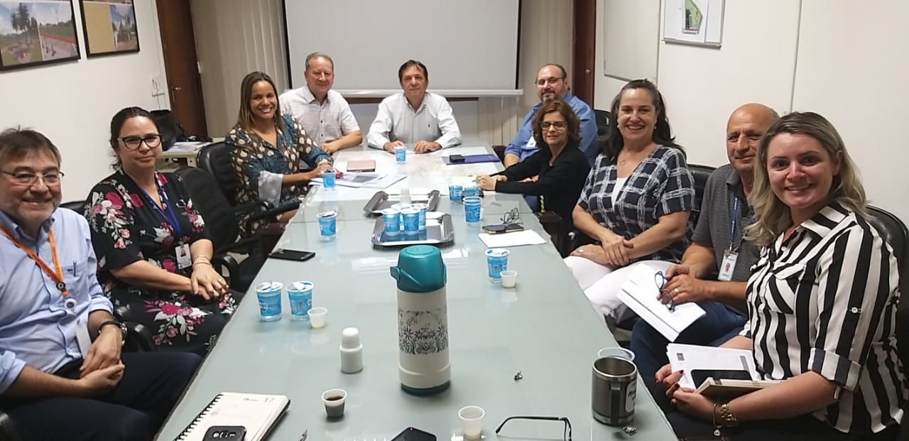 Foto da reunião, ocorrida na terça-feira (17). Na foto estão presentes: o prefeito de Foz do Iguaçu, Chico Brasileiro; a coordenadora do NUFURB, dra. Olenka Lins e Silva; e equipe.