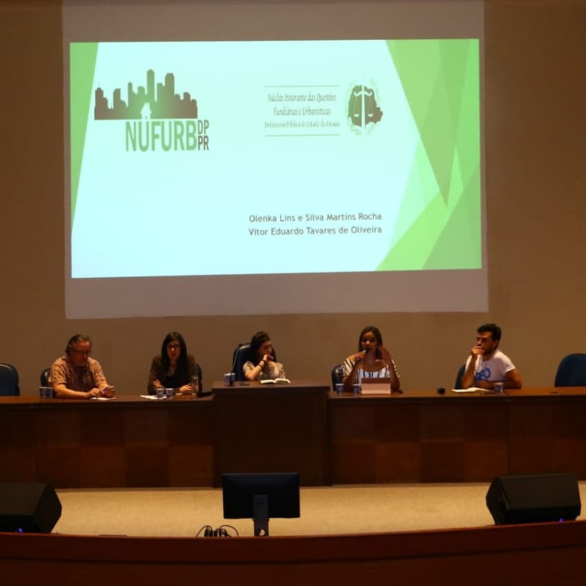 Painel “Morar com Dignidade”, mediado por Antonio Miranda e Violeta Caldeira e palestrado pela defensoria pública coordenadora do NUFURB, dra. Olenka Lins e Silva e pelo representante da TETO, Lucas Kogut.