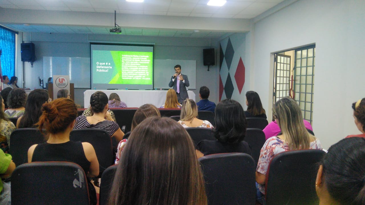 O defensor público dr. Bruno Müller, ministrando a palestra “A Execução das Medidas Socioeducativas em Tempos de SINASE”.