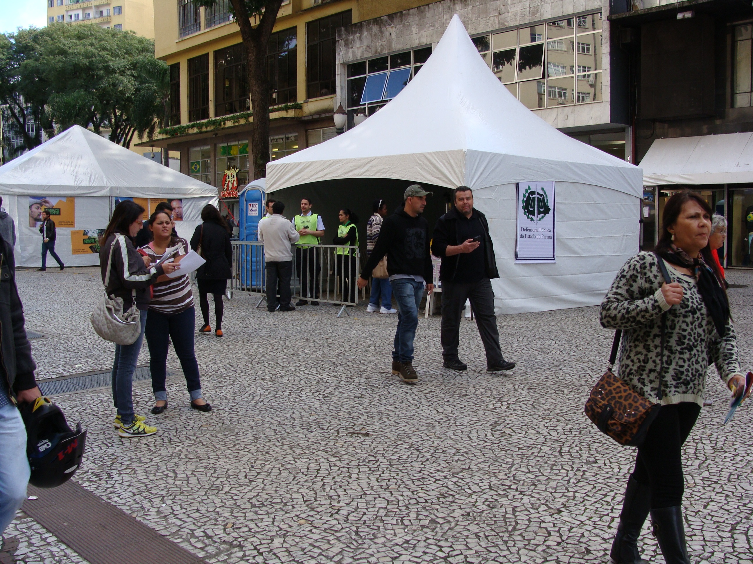 Defensores realizam atuação especial durante jogos da Copa em Curitiba.