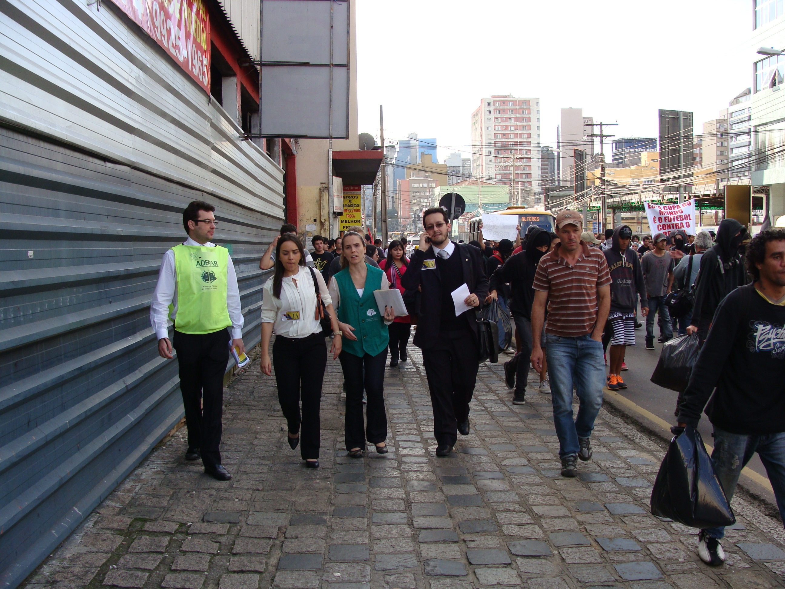 Defensores acompanham manifestação no primeiro dia de jogo da Copa em Curitiba