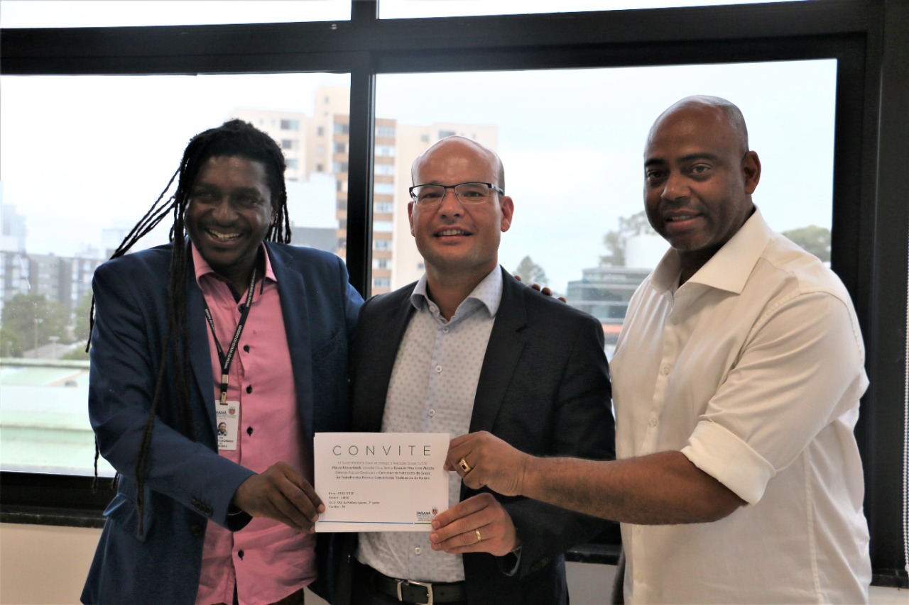 Entrega do convite da Cerimônia de Instalações do Grupo de Trabalho dos Povos e Comunidades Tradicionais do Paraná.