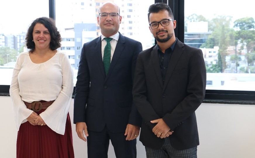 Nesta quarta-feira (22), o defensor público-geral do Estado, Eduardo Abraão, recebeu a presidente da Associação das Defensoras e Defensores Públicos do Paraná (ADEPAR), Ana Caroline Teixeira e o presidente da Associação dos Servidores da Defensoria Pública, Louis Pasteur Servilha (ASSEDEPAR), para tratar de pautas conjuntas das associações.