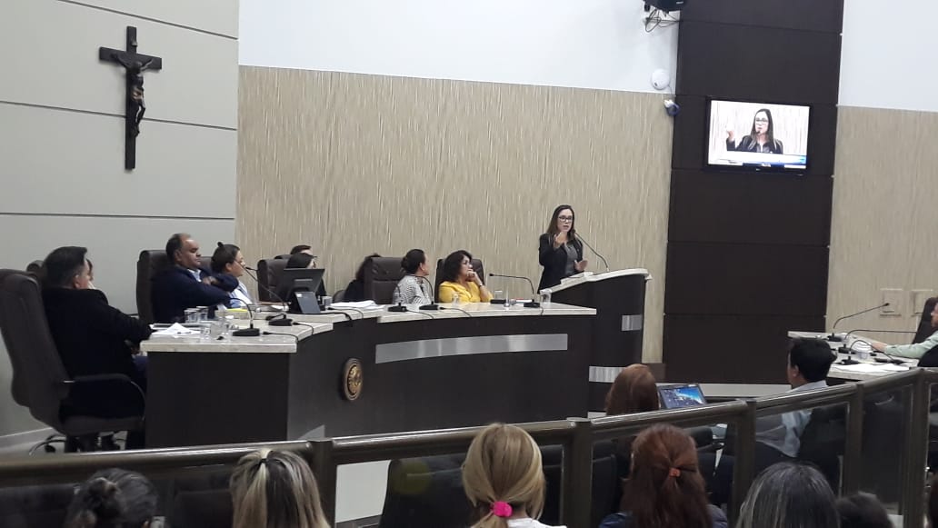 Na última quinta-feira (23), a defensora pública de Guarapuava, Mariela Reis Bueno, participou da Audiência Pública sobre a Educação Infantil em Tempo Integral que aconteceu na Câmara de Vereadores da cidade.
