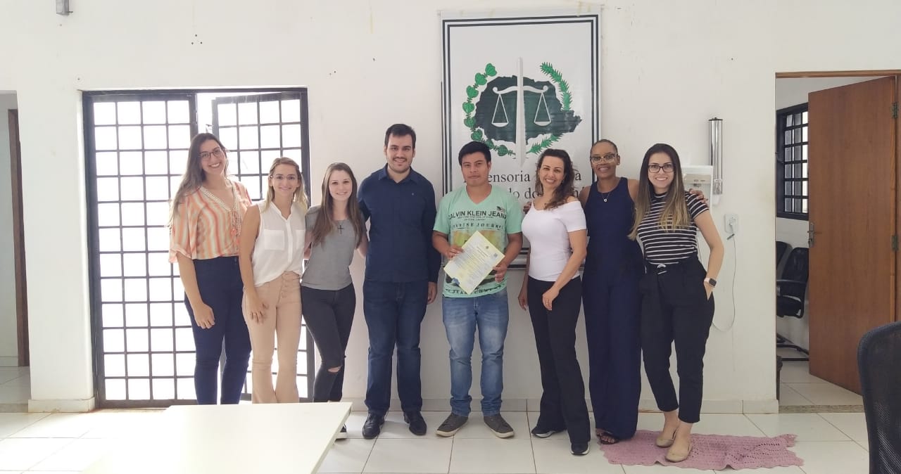 Equipe da Defensoria Pública em Cianorte: Raphael Siqueira Neves e Fernanda Luckmann Saratt (Defensor e Defensora); Ronilda Lucena Delgado e Sara de Jesus Araujo (assessoras jurídicas); Taynara Rocha Martins, Lídia Ricci Roque e Gabriela Gonçalves Mendes de Freitas (estagiaras); e o assistido Thiago Goulart.