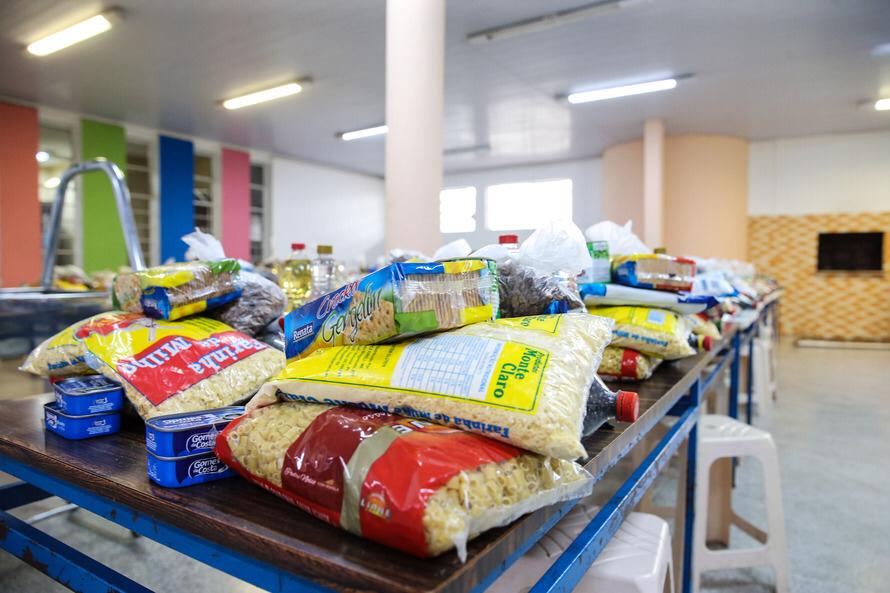 Com a suspensão das aulas, os alimentos devem ser encaminhados às famílias dos estudantes.