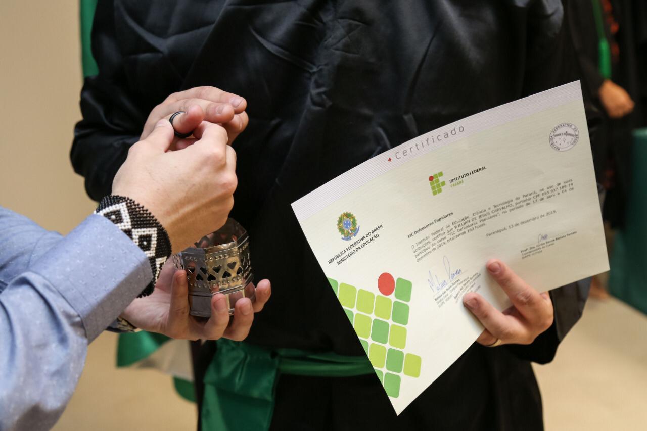 São mães, país, avós e vizinhas (os) que saem do curso com a responsabilidade de serem agentes transformadoras(es) nos lugares onde vivem.