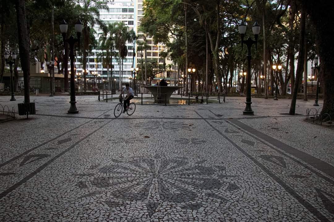 Os locais, por serem situados no centro da cidade, abrigam um grande número de pessoas em situação de rua.