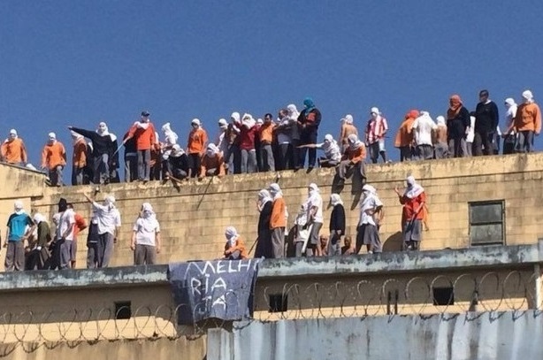 Até o momento a rebelião deixou um saldo de cinco mortos e 25 feridos.