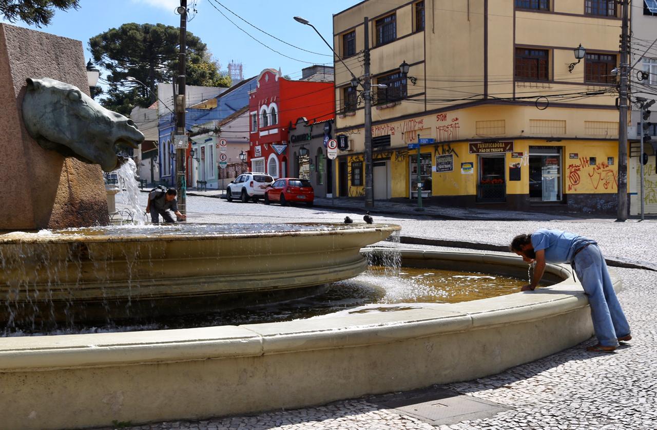 A medida garante direito à água, equipamentos de proteção individual e acesso a banheiros públicos