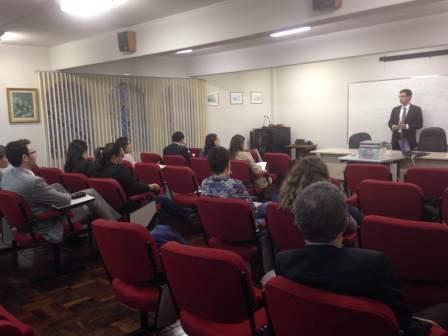 Para falar sobre a questão foi convidado o palestrante e professor André Ribeiro Giamberardino, que também é defensor público do Paraná.