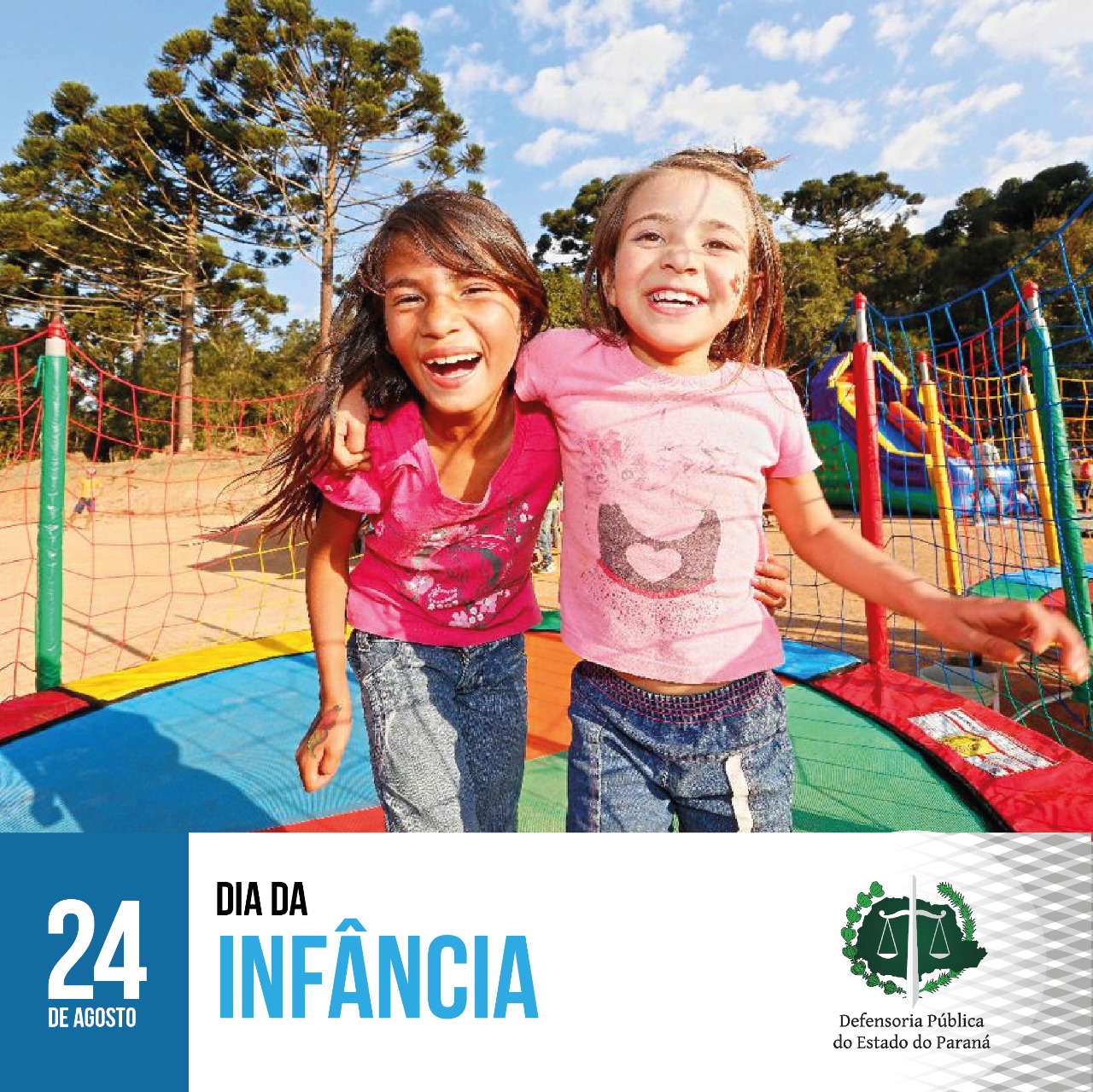 #LegendaAcessível: A imagem apresenta duas crianças abraçadas e felizes pulando em uma cama elástica com pinheiros e um lindo céu azul de fundo.
No rodapé no canto esquerdo a data 24 Agosto, Dia da Infância e no canto direito a logo da DPE-PR