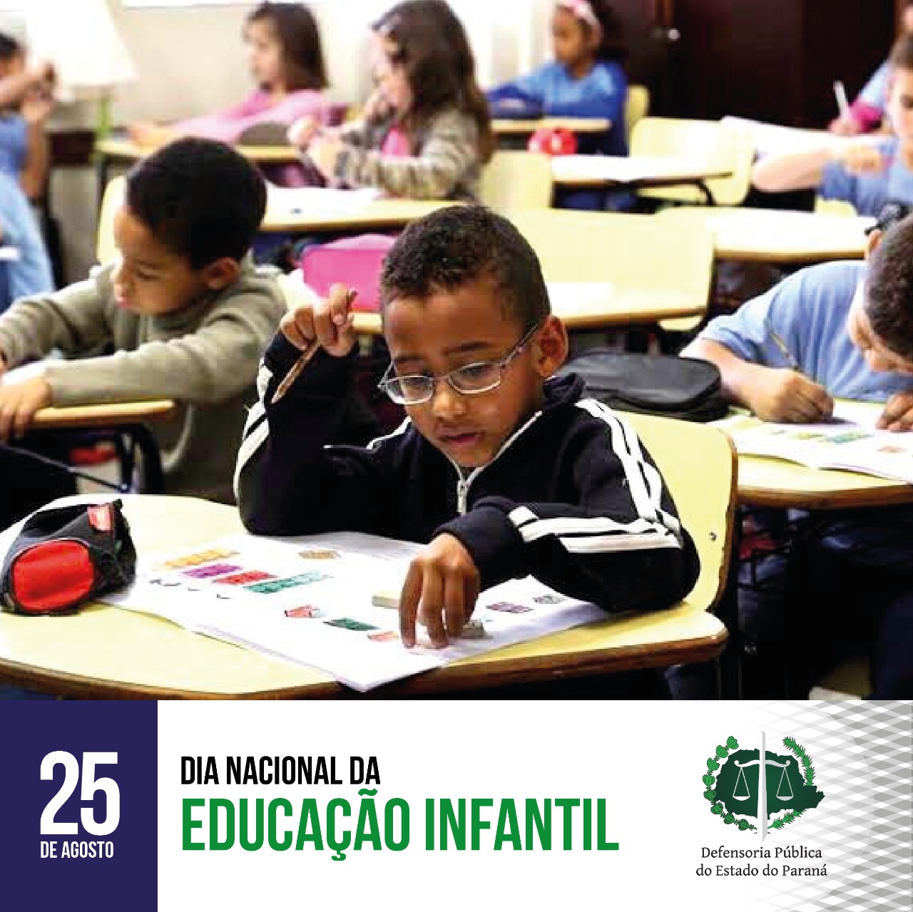 #LegendaAcessível: A imagem apresenta crianças na sala de aula, com um aluno concentrado no seu dever, em destaque no primeiro plano.
No rodapé, no canto esquerdo a data 25 Agosto, Dia Nacional da Educação Infantil e no canto direito, a logo da DPE-PR
