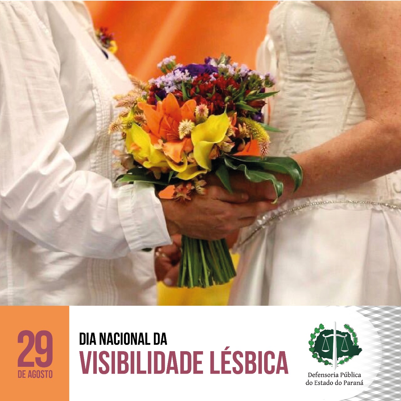 #LegendaAcessível: Na foto duas mulheres, casando-se e vestidas de branco segurando um buquê de flores coloridas.
No rodapé, no canto esquerdo a data 29 Agosto, Dia Nacional da Visibilidade Lésbica, e no canto direito, a logo da DPE-PR