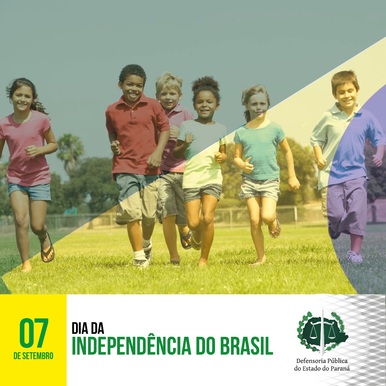 #LegendaAcessível: A imagem mostra crianças correndo no gramado de um parque, com uma transparência da bandeira do Brasil sobreposta.
No rodapé no canto esquerdo a data 07 de setembro, Dia da Independência do Brasil e no canto direito a logo da DPE-PR.