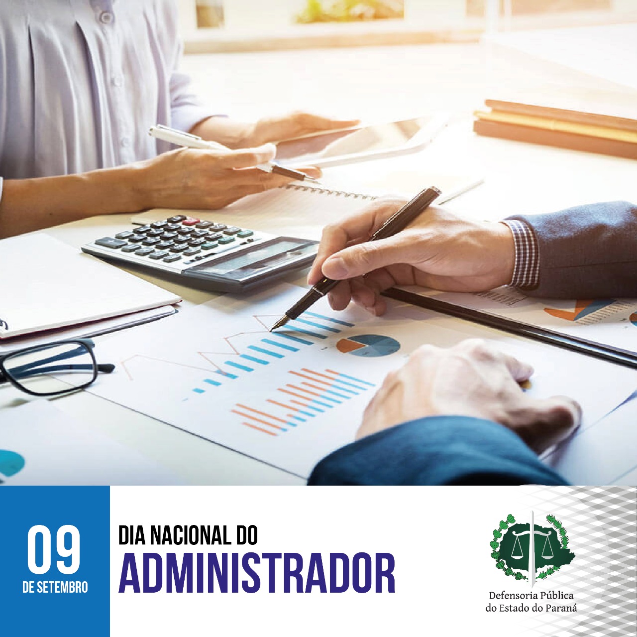 #LegendaAcessível: A imagem, uma foto, mostra uma mulher e um homem a frente de uma mesa com calculadora, relatório com gráfico, tablet, representando uma administradora e um administrador trabalhando.
No rodapé no canto esquerdo a data 09 de setembro, Dia Nacional do Administrador e no canto direito a logo da DPE-PR.