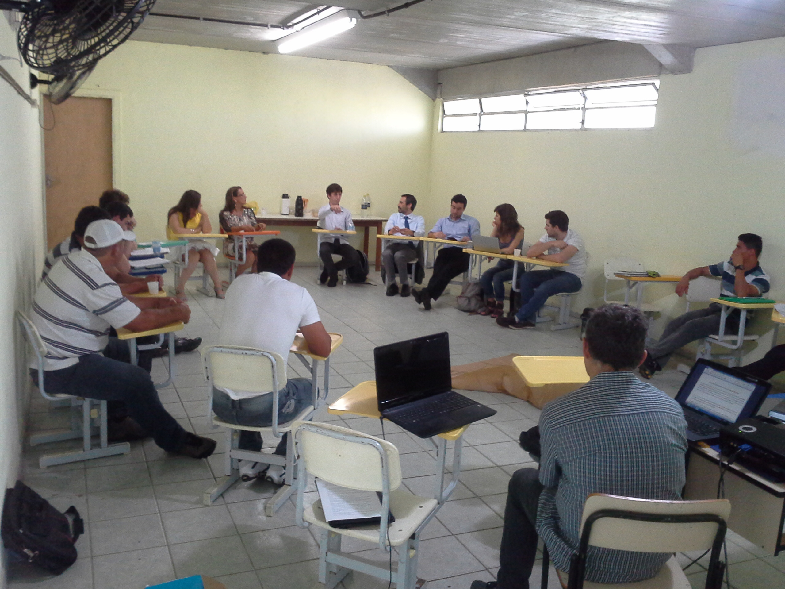 A reunião contou com a participação de representantes da Defensoria Pública da União (DPU), Instituto Federal do Paraná (IFPR), Conselho Permanente dos Direitos Humanos do Estado do Paraná (COPED/SEJU), organização Terra de Direitos, comunidade acadêmica da UFPR e sociedade civil, além das comunidades tradicionais de pescadores Artesanais e Caiçaras do litoral Paranaense de Barra do Ararapira, Vila Fátima, Sibui, Barbados e Tibicanga