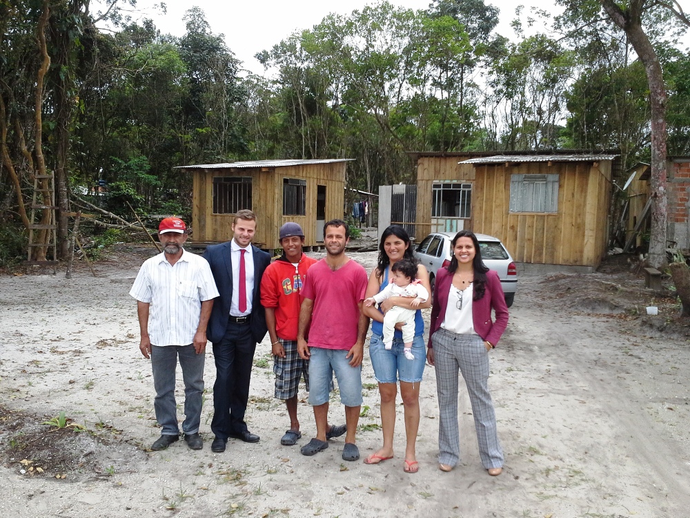 Os defensores públicos Juliano Marold e Cinthia Azevedo com moradores do Balneário de Shangri-lá.