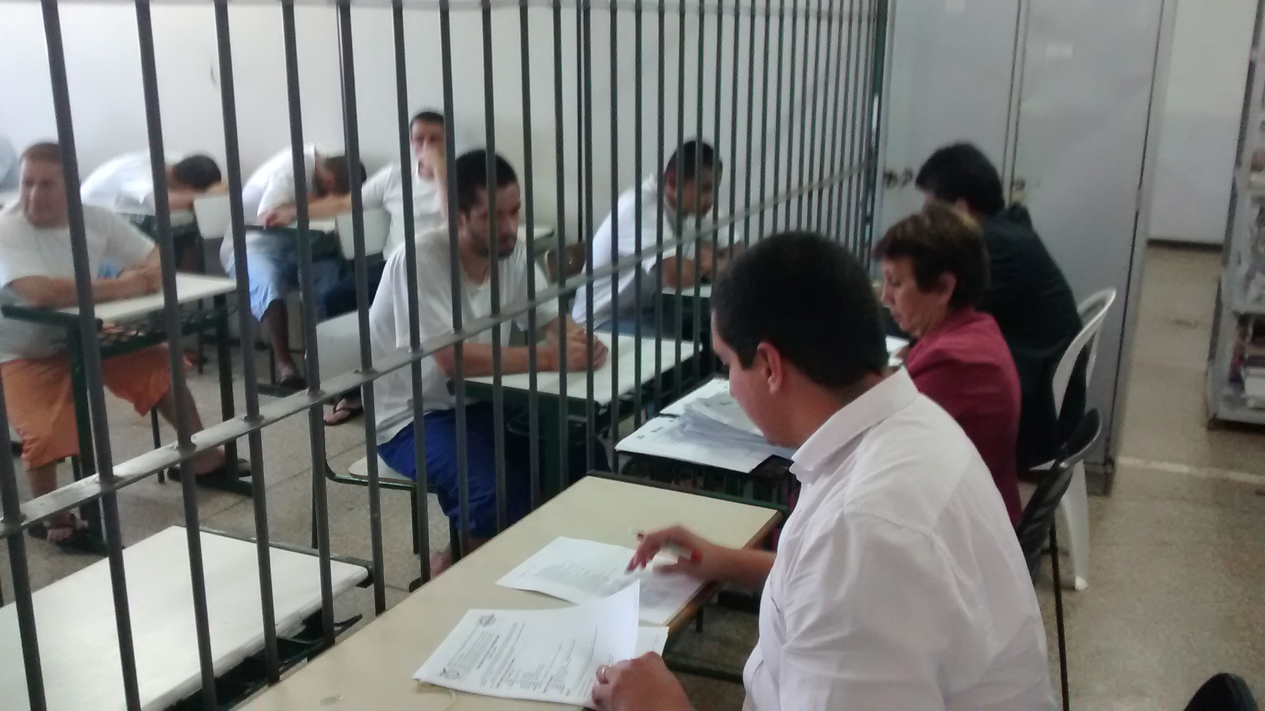 Defensores públicos atendem presos em unidade penal de Foz do Iguaçu.