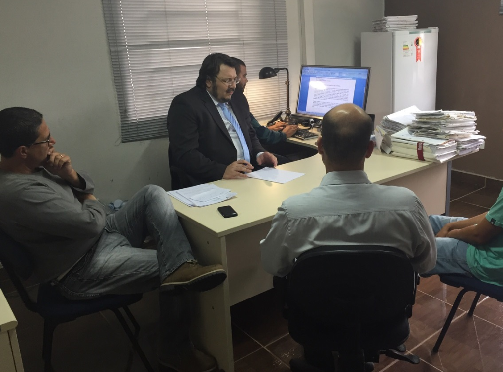 Ao final da audiência, o magistrado que presidiu o ato substituiu a prisão de E.S.J. por medida cautelar diversa da prisão consistente em monitoração eletrônica.