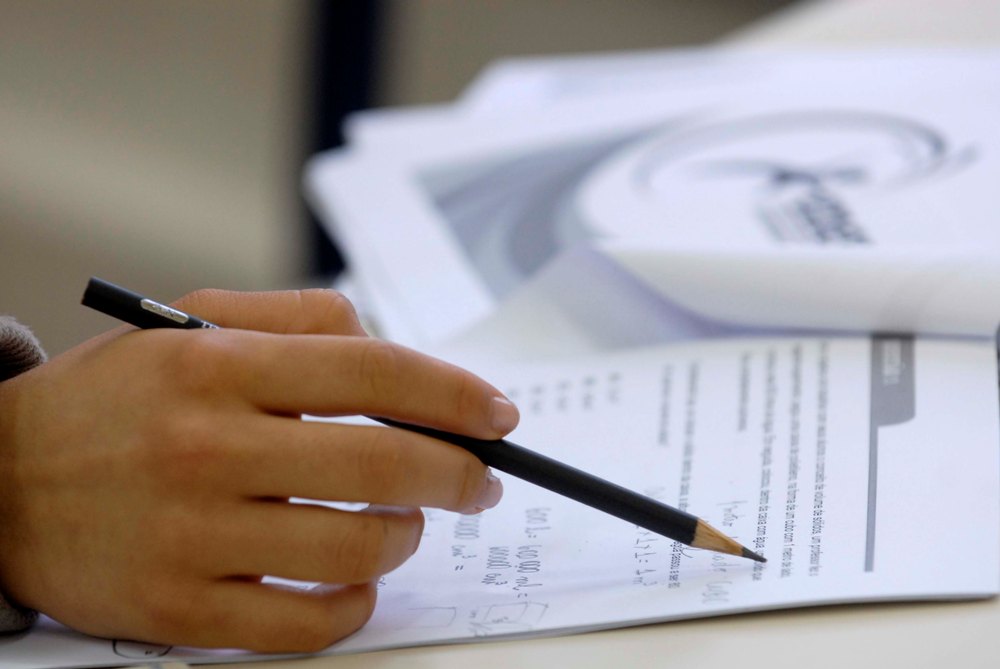 Adolescente que não concluiu o ensino médio ingressa na faculdade.