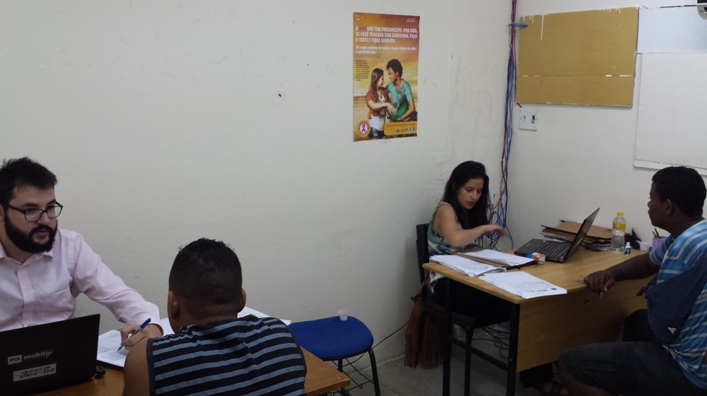 Os defensores paranaenses Andreza Lima de Menezes e Henrique Camargo Cardoso atendem no Complexo de Curado, em Recife (PE). Cada defensor atendia cerca de 30 presos por dia.