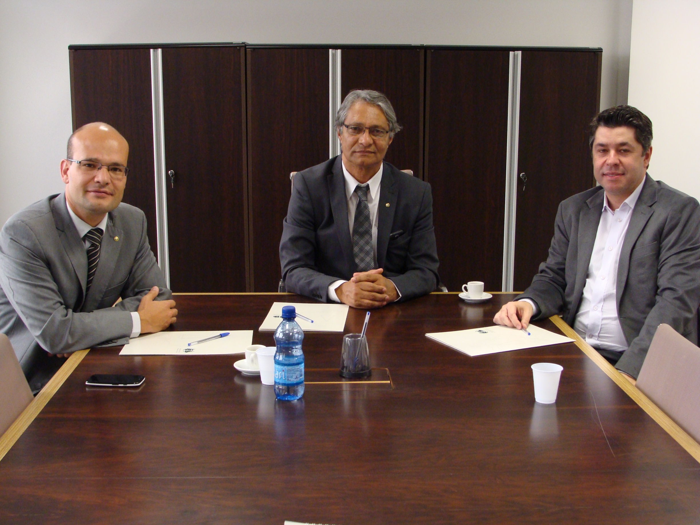 O subdefensor público-geral Eduardo Abraão, o defensor público-geral Sérgio Parigot de Souza e o procurador-geral do Estado Paulo Sérgio Rosso.