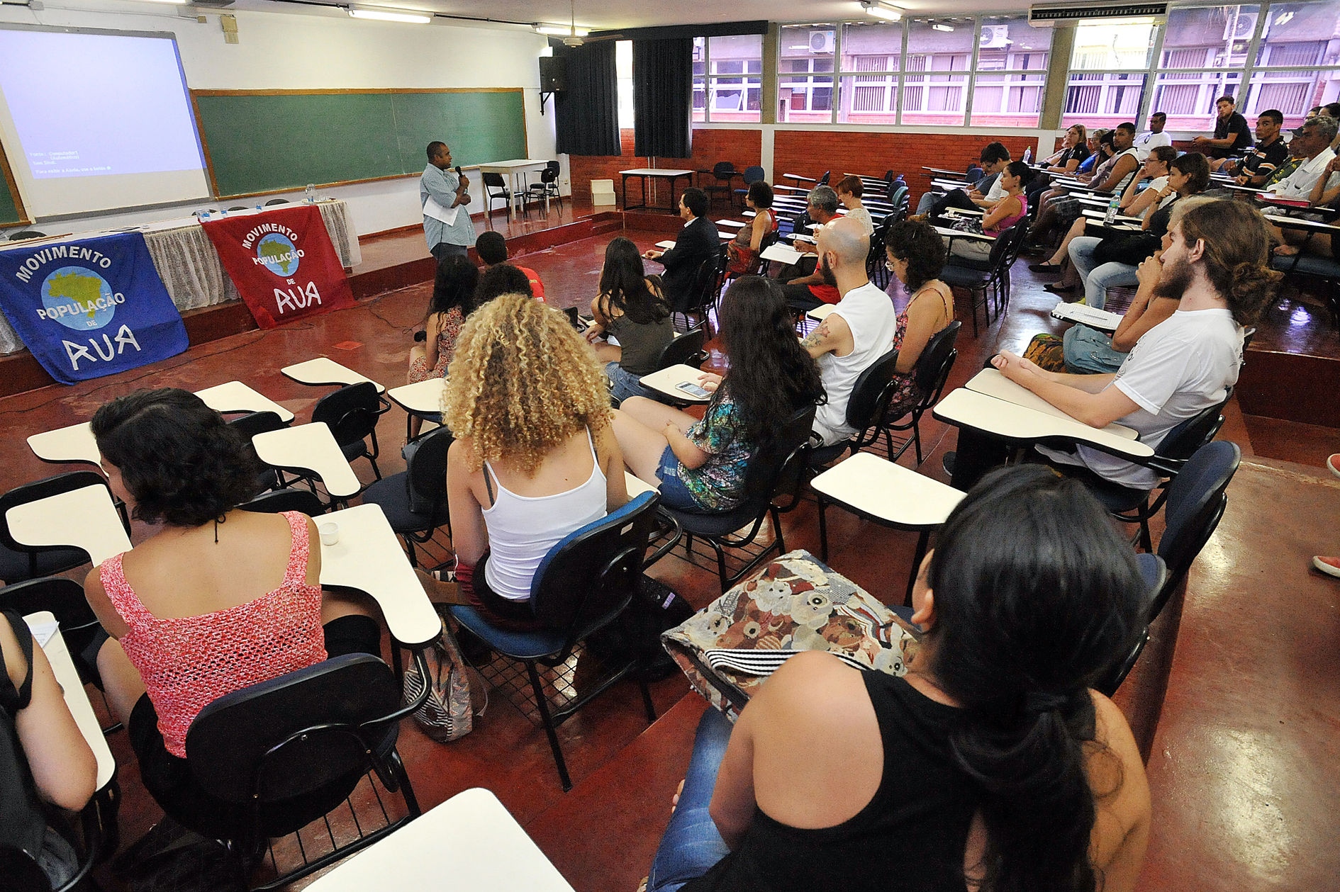 Servidor da DPPR em Londrina participa de mesa-redonda na UEL.