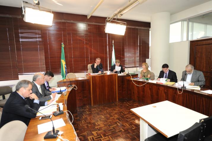 Comissão votou a favor do substitutivo que limitou o orçamento da Defensoria Pública do Paraná em R$ 54 milhões.