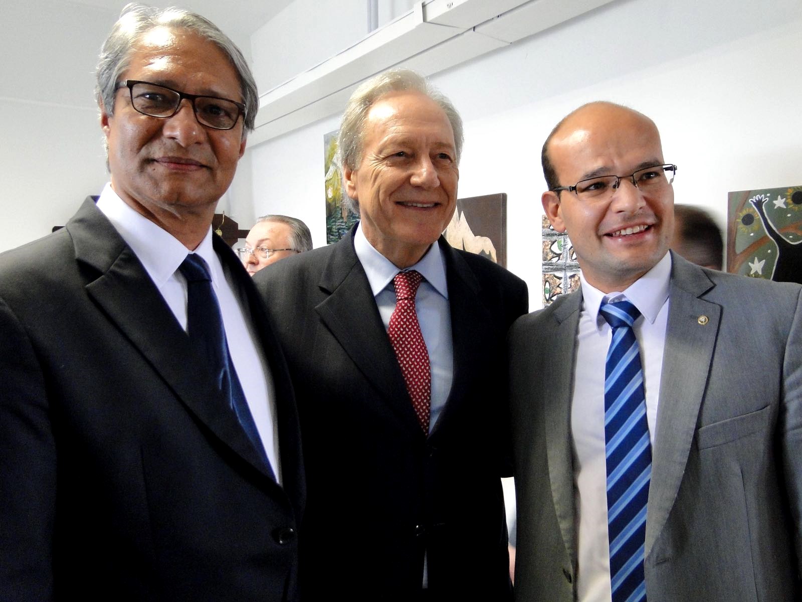 O defensor público-geral do Paraná, Sérgio Roberto Rodrigues Parigot de Souza, o presidente do STF, Ricardo Lewandowski, e o subdefensor público-geral do estado, Eduardo Abraão, durante cerimônia no TJPR.