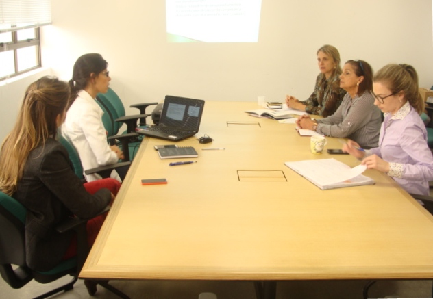 As defensoras públicas Fabíola Camelo e Paula Del Santoro, juntamente com a coordenadora do CAM, Gabriele Rezende, apresentaram o fluxo de atendimento da DPPR para Gladys Haluch e Heliana Maia Mendes.