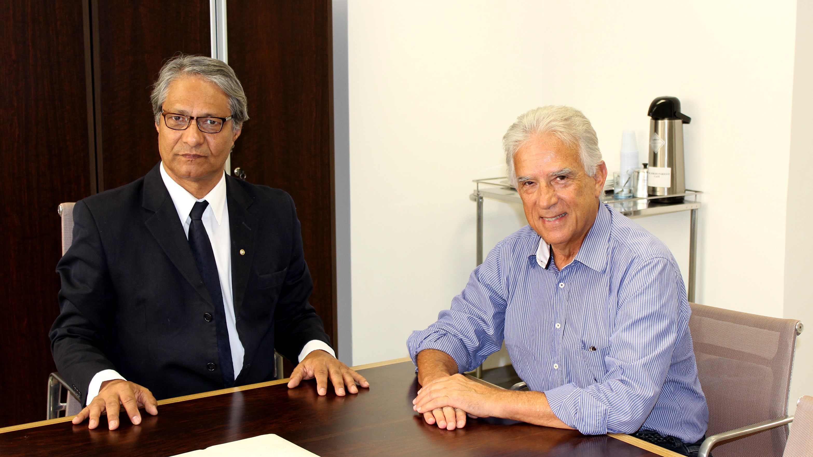 O defensor público-geral do estado, Sérgio Parigot de Souza, recebe o deputado federal Rubens Bueno na sede central da DPPR.