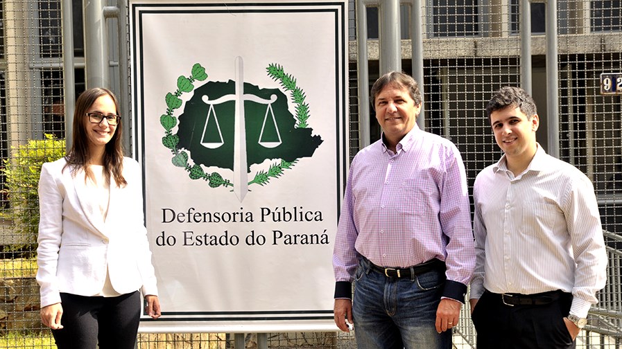 O deputado Chico Brasileiro (ao centro) com os defensores públicos Lívia Martins Salomão Brodbeck e Nicholas Moura e Silva durante visita à sede da DPPR em Foz.