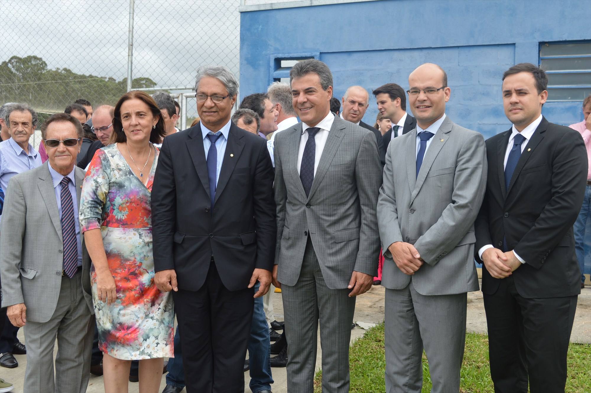 O governador Beto Richa (ao centro) durante inauguração do Cense em São José dos Pinhais, ladeado pelo defensor público-geral, Sérgio Parigot de Souza (à esquerda), e pelo subdefensor público-geral, Eduardo Abraão. À direita, na ponta, o defensor público Lauro Guimarães; à esquerda, o secretário de Justiça, Cidadania e Direitos Humanos, Leonildo de Souza Grota, e a promotora do MP-PR e ex-secretária de Justiça, Maria Tereza Uille Gomes.