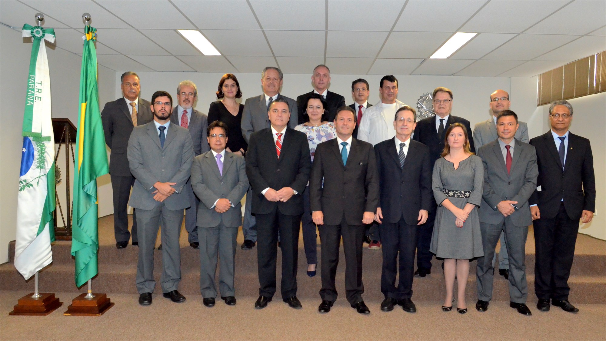 Autoridades presentes durante a assinatura do convênio que possibilita a instalação de seções eleitorais em unidades prisionais e para adolescentes infratores do estado.