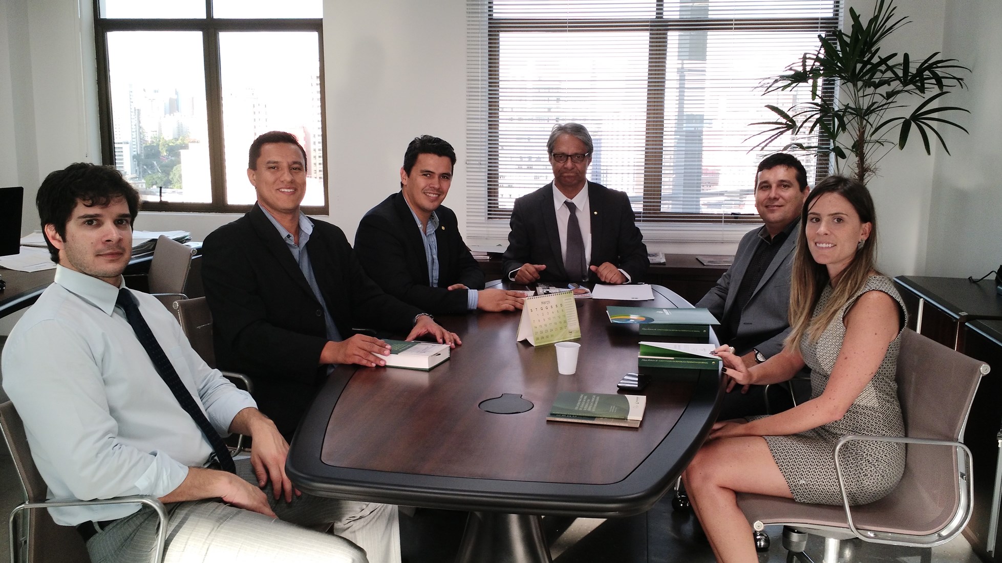 O deputado federal Diego Garcia (terceiro da esquerda para a direita) e sua comitiva foram recebidos pelo defensor público-geral, Sérgio Parigot de Souza, e pelo chefe do Gabinete, Paulo Cinquetti Neto (primeiro à esquerda) e pela presidente da ADEPAR, Thaísa Oliveira.