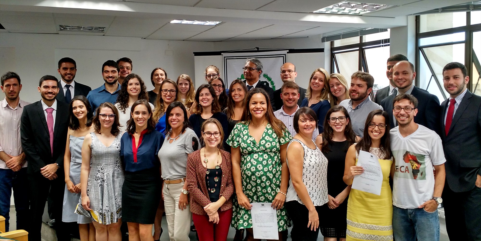 Os novos defensores públicos do Paraná se reuniram em Curitiba para assinar o termo de posse. Na foto com o defensor público-geral do estado, Sérgio Parigot de Souza, e com o subdefensor público-geral, Eduardo Abraão (ambos no alto, ao centro da imagem).