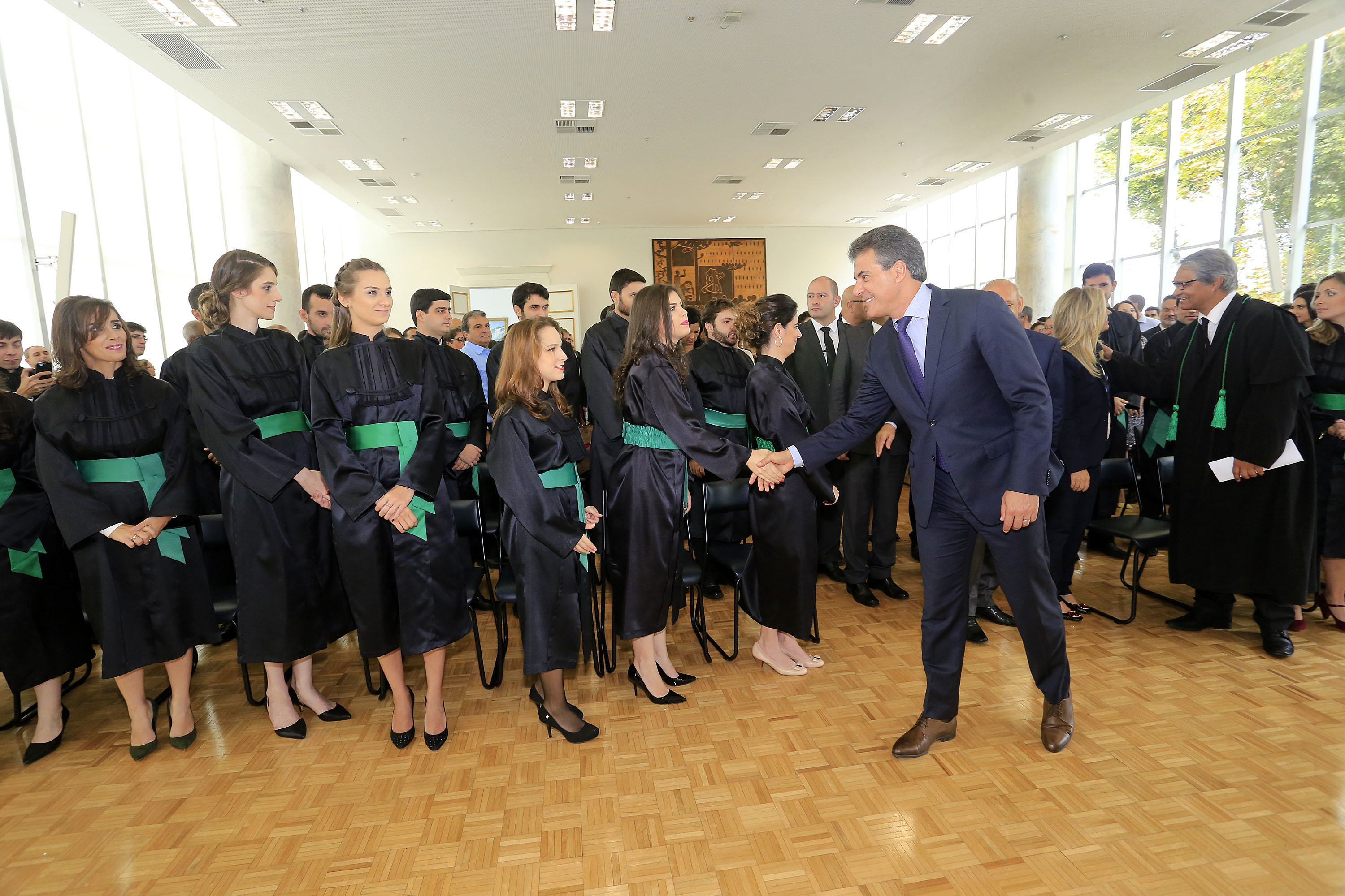 O governador Beto Richa empossa nesta terça-feira, no Palácio Iguaçu, os trinta e seis novos defensores públicos que irão reforçar o atendimento da Defensoria Pública do Paraná