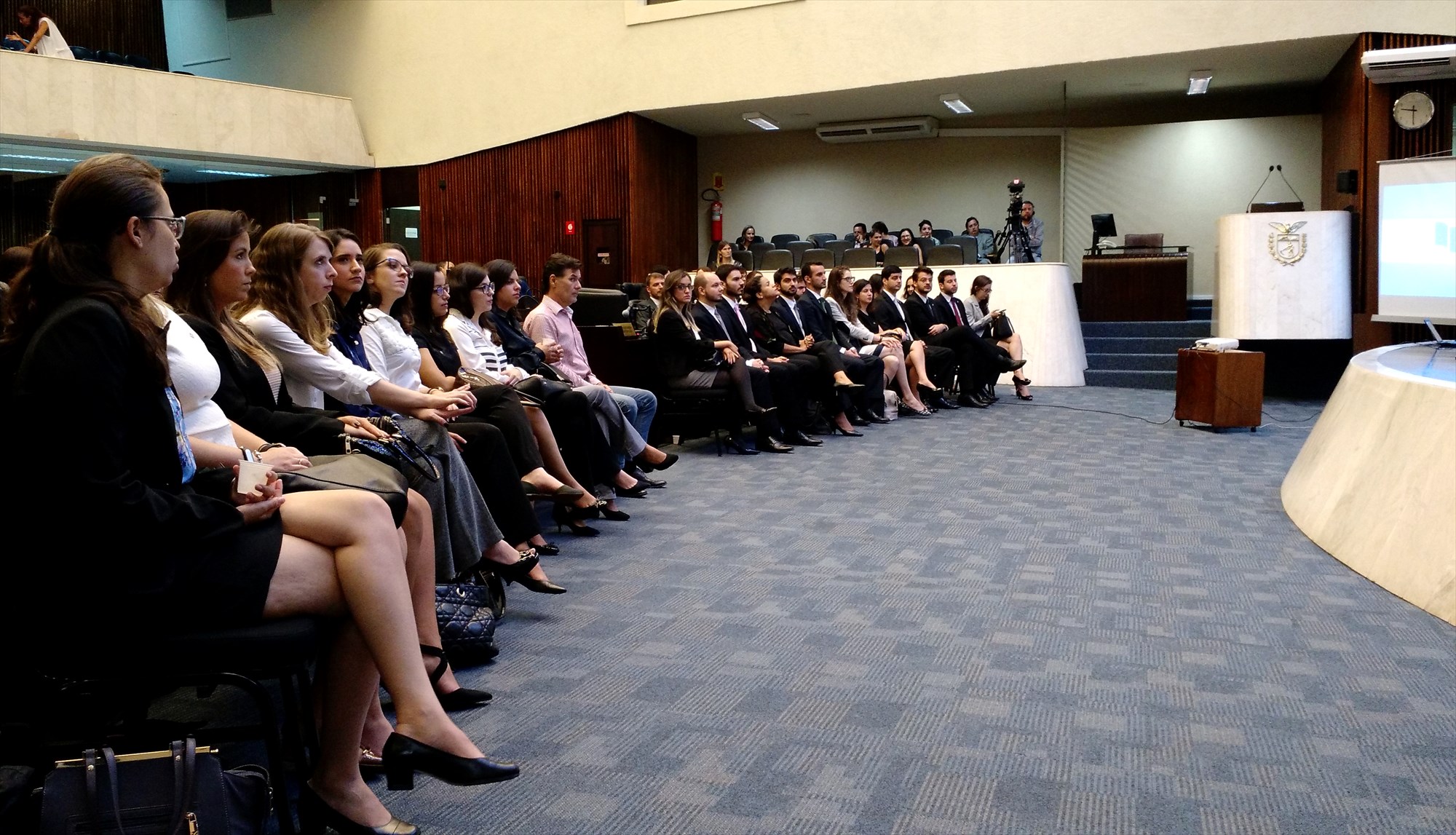 Os novos defensores públicos do estado assistiram a duas palestras no Plenário da Alep. Evento marcou o fim do curso de formação dos novos profissionais.