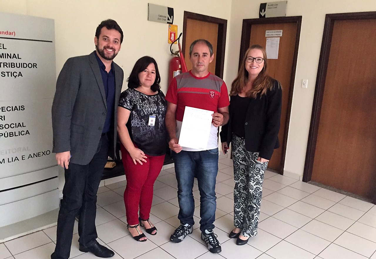 O defensor público Dezidério Machado Lima na foto com Eliane e Florilio Stresser e a assistente jurídica Kátia Bruning: decisão judicial garantiu ao casal a posse do imóvel.