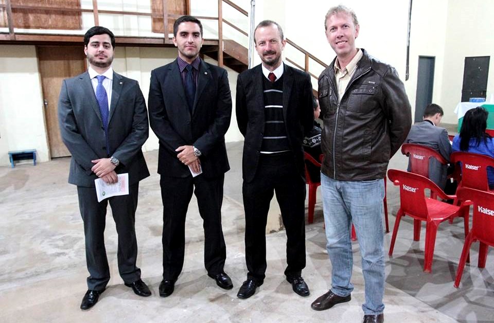 Os defensores públicos de Castro, Leonardo Canella e Rafael Souto, com assessor especial da prefeitura de Carambeí, advogado Marcelo Greskiv, e o vice-prefeito de Castro, Marcos Bertolini, durante reunião do Conselho da Comunidade de Castro.