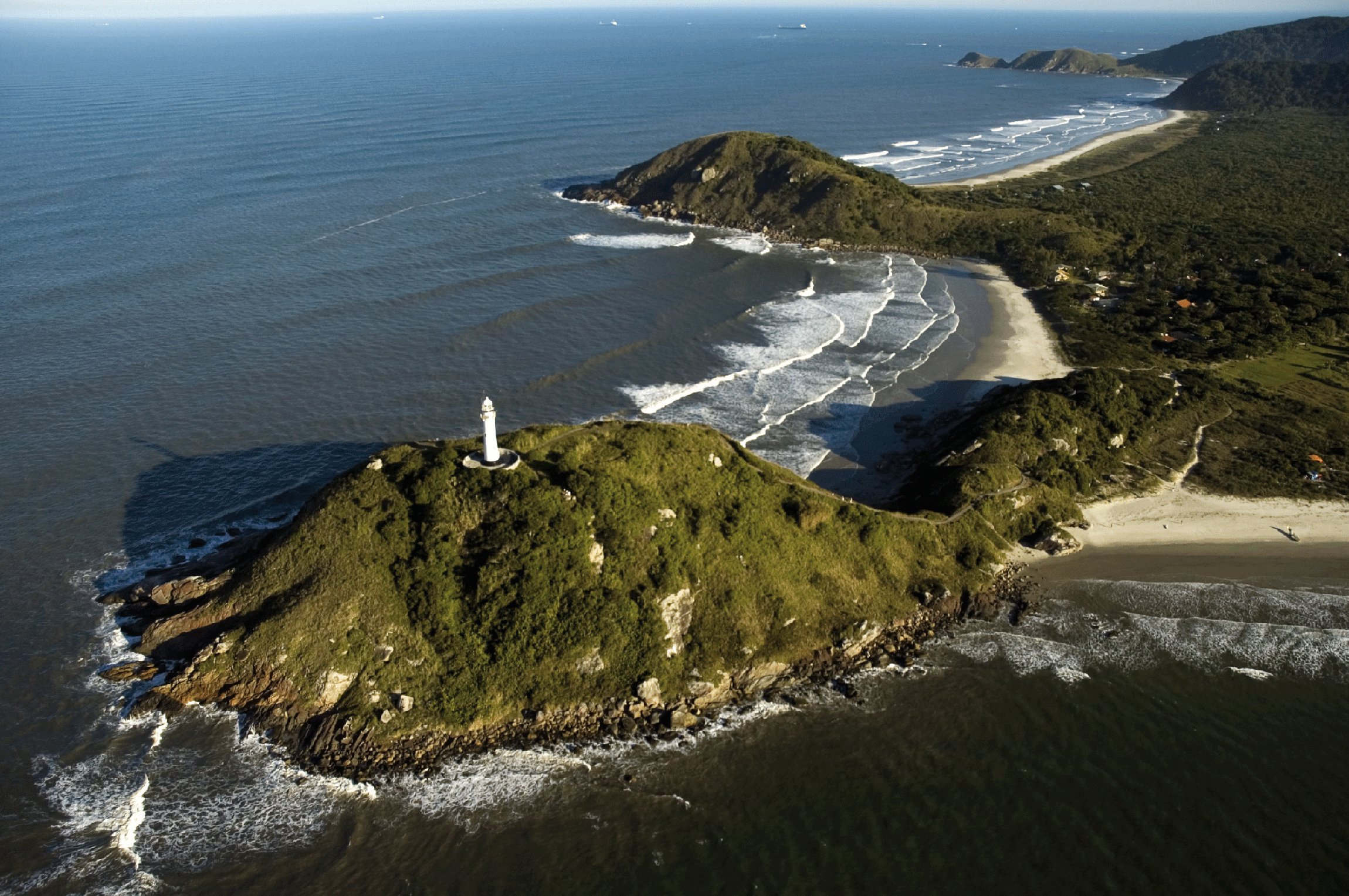 Apesar de ser um dos principais destinos turísticos do litoral do estado, com praias e monumentos históricos, a Ilha do Mel também é um importante santuário ecológico.