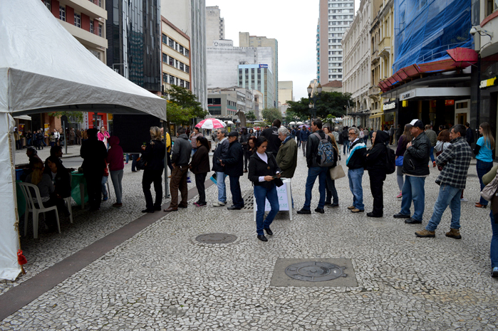 Pessoas fizeram fila para receber o atendimento dos defensores públicos no Centro de Curitiba.