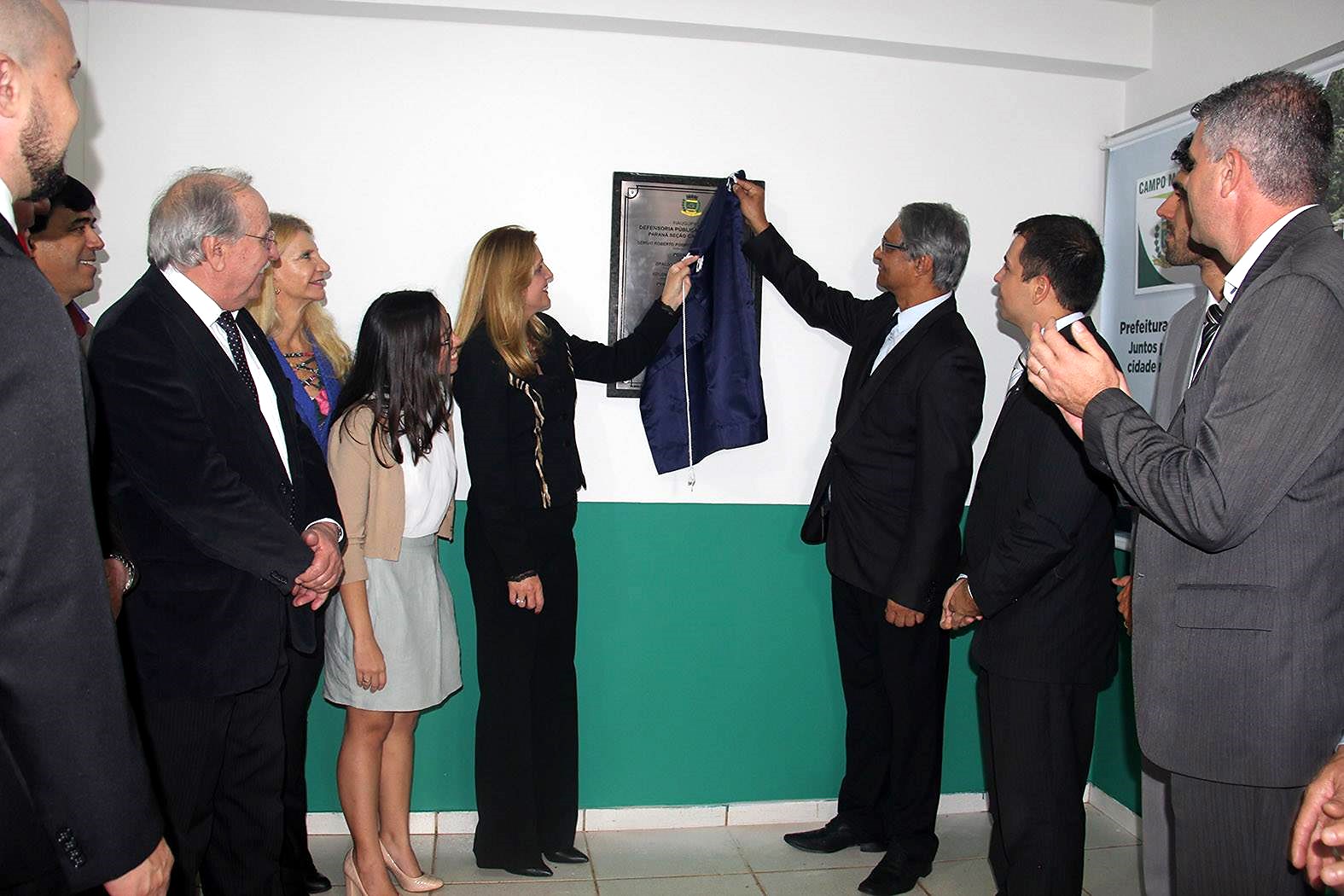 A prefeita de Campo Mourão, Regina Dubay, e o defensor público-geral do Paraná, Sérgio Parigot de Souza, descerram a placa inaugural da sede da DPPR no município.