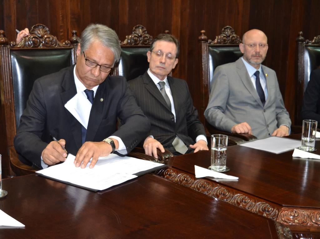 O defensor público-geral do Estado, Sérgio Parigot de Souza (à esquerda na foto), assinou o termo de cooperação que implanta o novo sistema de escuta infantil, simultaneamente, em todo o Estado do Paraná.